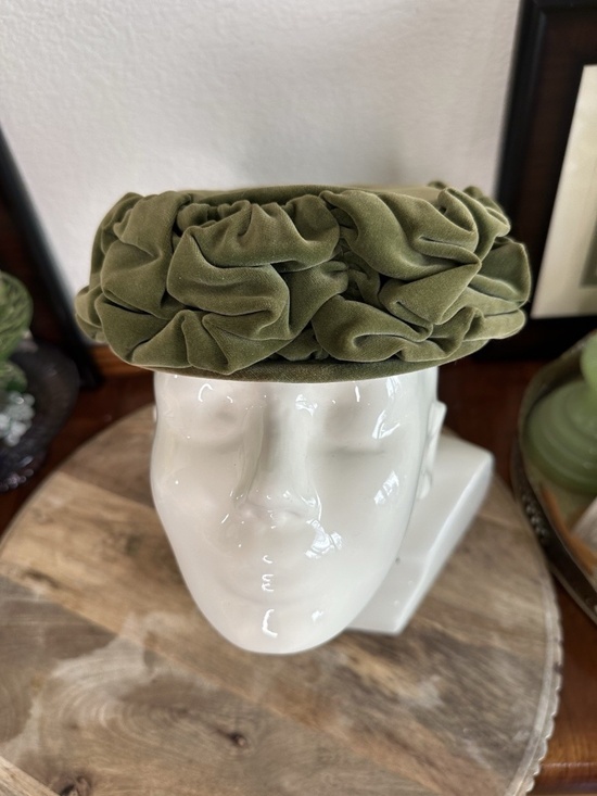 Vintage Jacobson\'s Olive Green Velvet Ruffled Cloche/Pillbox Hat main image 7